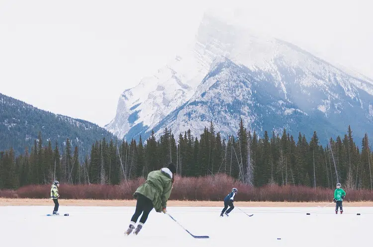 Hockey at Banff National Park Of Canada - הפארק הלאומי באנף, קנדה