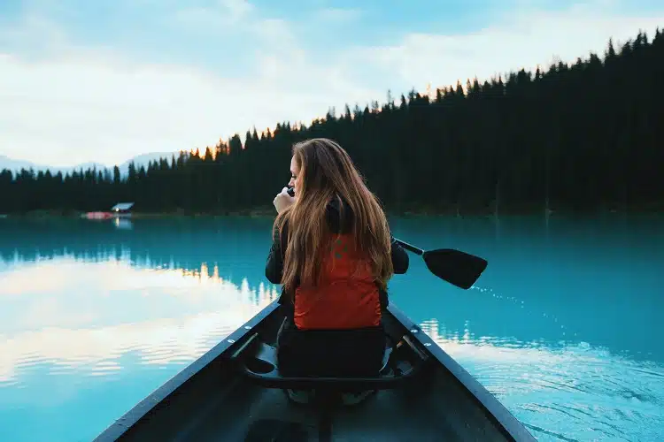 Kayaks at Lake Louise, Canada - קיאקים באגם לואיס, קנדה